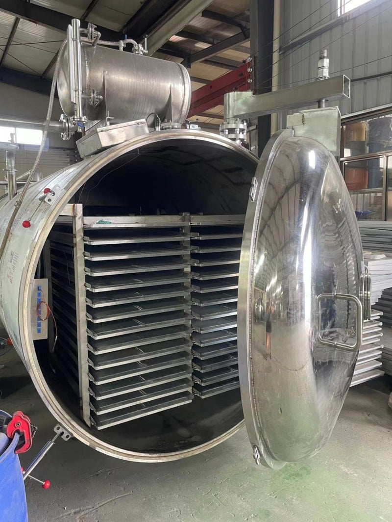 Industrial freeze dryer with trays