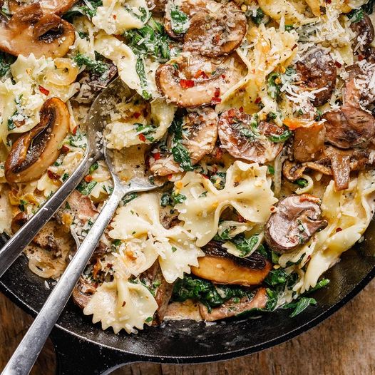 Garlic Parmesan Pasta Skillet with Spinach and Chestnut Mushrooms - Xotic Mushrooms